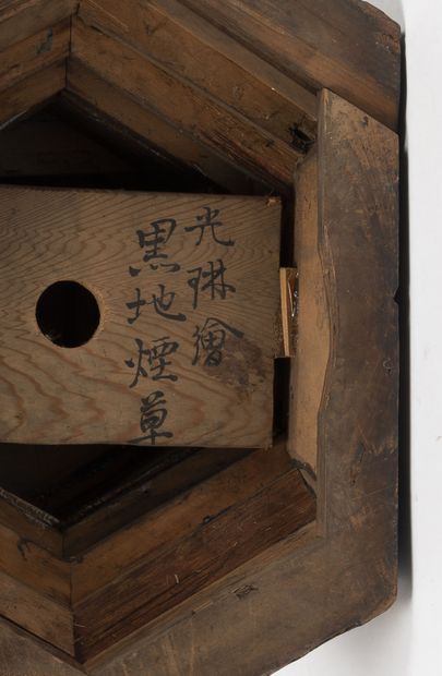 JAPON, seconde moitié du XIXème siècle Bouddha assis sur un lotus à dossier en mandorle,...