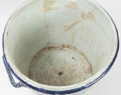 Dans le goût de ROUEN, XVIIIème siècle Pot à oranger (?) en faïence à décors d'une...