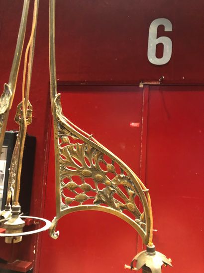 Etablissements DAUM à Nancy Suspension with gilded bronze mountings with flower motifs....