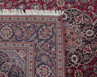 KESCHAN, centre de la Perse, milieu du XXème siècle Le tapis est orné d'un médaillon...