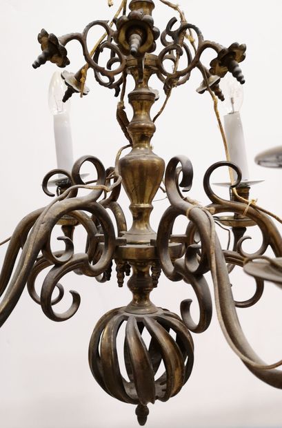HOLLANDE, XIXème siècle Lustre en laiton à six bras de lumière et à boule ajourée.

Coupelles...
