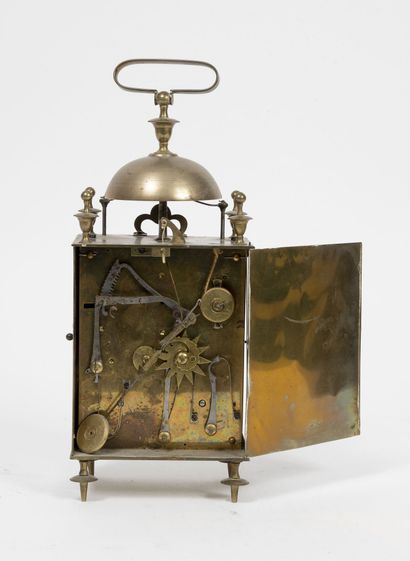 FRANCE, vers 1820-1830 Clock called capucine in brass, resting on four feet toupies....