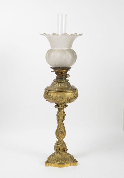 null Kerosene lamp, foot in gilded patinated bronze with vegetal decoration of oak...