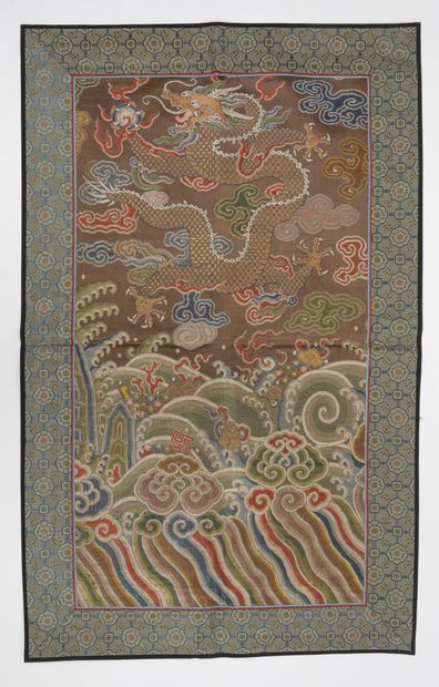 CHINE, XIXème-XXème siècles Lot de 9 soieries polychromes en fragments, à décors...
