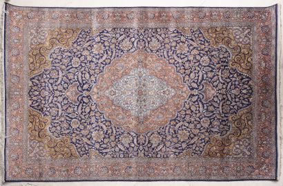 INDE, XXème siècle Polychrome wool and silk carpet with double central medallion...