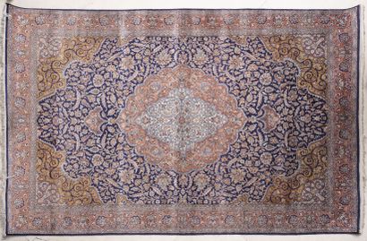 INDE, XXème siècle Tapis en laine et soie polychrome à double médaillon central ivoire...