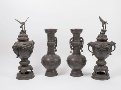 CHINE, Fin du XIXème ou début du XXème siècle - Pair of brass vases with a copper-brown...