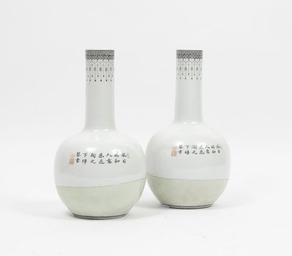 CHINE, XXème siècle Paire de vases bouteille en porcelaine, présentant un décor émaillé...