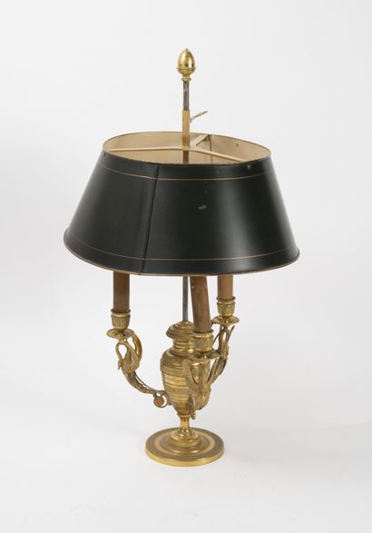 FRANCE, XIXEME SIECLE Lampe bouillotte de style Empire en bronze doré composée d'un...