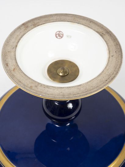 Manufacture nationale de SEVRES, fin du XIXème siècle Coupe sur piédouche fond bleu...