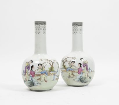 CHINE, XXème siècle Pair of porcelain bottle vases, with a polychrome enamelled decoration,...