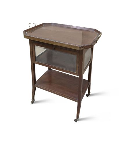 ANGLETERRE, Kirby Bird, vers 1920-1930 Mahogany veneered tea table with blond wood...