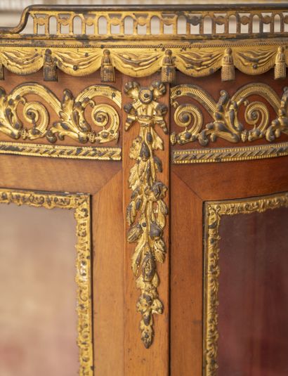 FRANCE, vers 1900-1920 
Vitrine demi-lune en bois teinté ouvrant par une porte, aux...