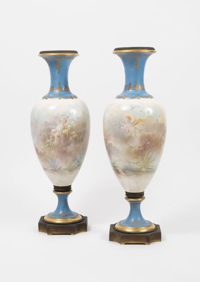 FRANCE, première moitié du XXème siècle Paire de vases en balustres fuselés en porcelaine...