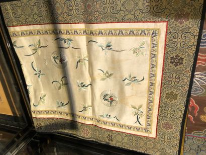 CHINE, XIXème-XXème siècles 
Lot of 9 polychrome silk fabrics in fragments, with...