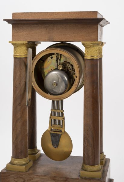 FRANCE, époque fin Empire - début Restauration, vers 1815-1820 Portico clock in mahogany...