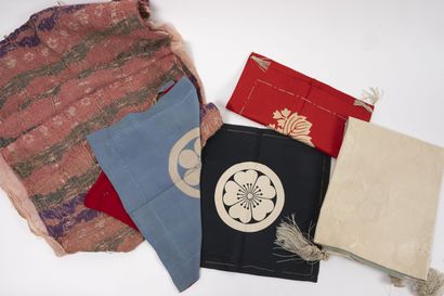JAPON, vers 1900-1920 Lot of 12 silk fukusa. 

Various sizes.

Wear and tear.