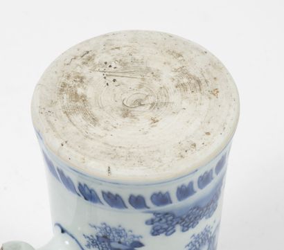 CHINE, style Transition, fin du XVIIème ou début du XVIIIème siècle Chope en porcelaine...