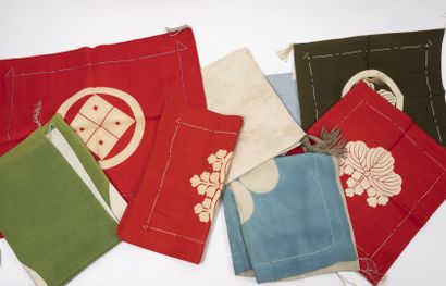 JAPON, vers 1900-1920 Lot de 12 fukusa en soie. 
Tailles diverses. 
Usures.