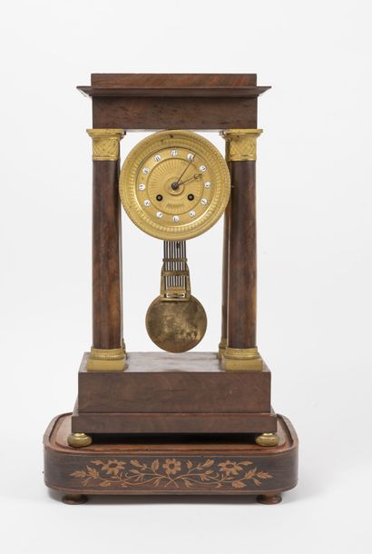 FRANCE, époque fin Empire - début Restauration, vers 1815-1820 Portico clock in mahogany...
