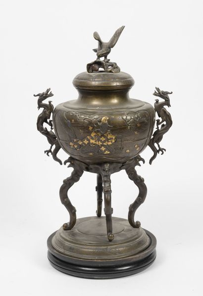 JAPON, fin du XIXème siècle Brûle-parfum en bronze patiné à décors, gravés ou en...
