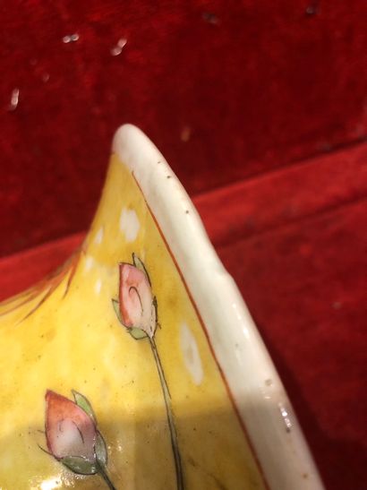 CHINE, fin du XIX- début du XXème siècle Vase en porcelaine de forme balustre.

Décor...