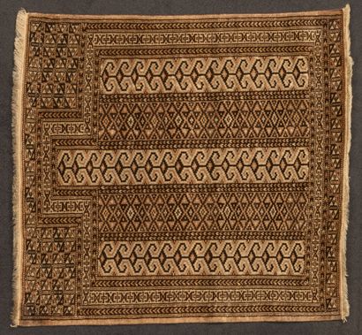 AFGHANISTAN, de type TURKEMEN, XXème siècle Tapis en laine polychrome avec cinq bandes...