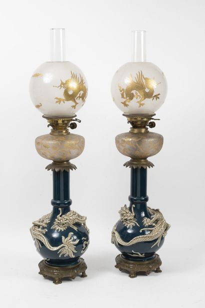 null Pair of oil lamps in blue and beige ceramic with dragons.

Globes with dragons.

Reservoir...