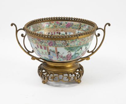 Chine, Canton, XIXème siècle Coupe sur talon en porcelaine blanche à décor polychrome...