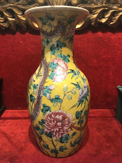 CHINE, fin du XIX- début du XXème siècle Porcelain vase of baluster form.

Polychrome...
