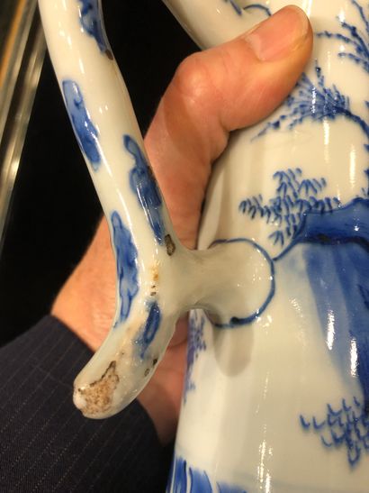 CHINE, style Transition, fin du XVIIème ou début du XVIIIème siècle Chope en porcelaine...