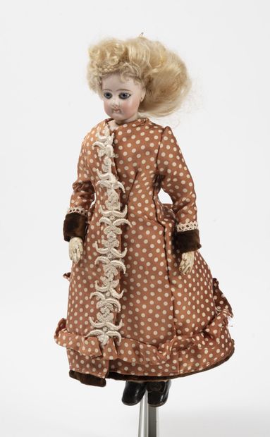 Attribuée à JUMEAU Parisian type fashion doll, the head marked 1 in hollow pivoting...