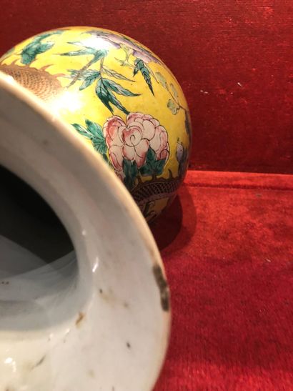 CHINE, fin du XIX- début du XXème siècle Vase en porcelaine de forme balustre.

Décor...