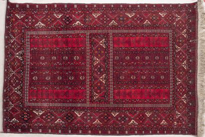 AFGHANISTAN, Kunduz Tapis en laine rouge, noire et blanche centré d'un rectangle...