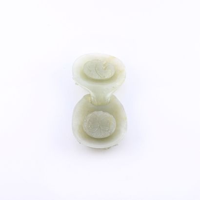 CHINE, XIXÈME SIÈCLE Petite boucle de ceinture en jade céladon à décors de fruits...