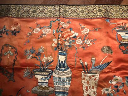 CHINE, XIXème-XXème siècles Lot de 9 soieries polychromes en fragments, à décors...