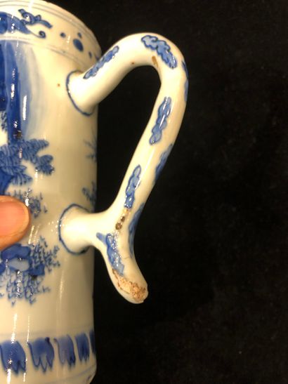 CHINE, style Transition, fin du XVIIème ou début du XVIIIème siècle Chope en porcelaine...