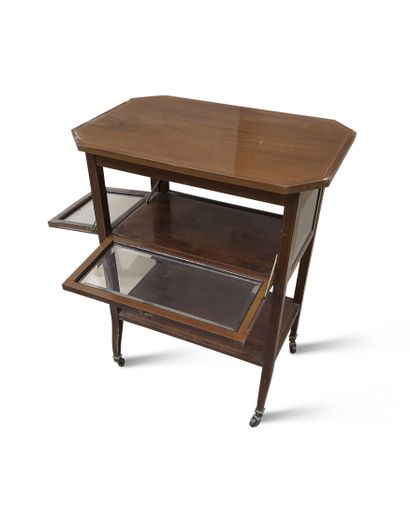 ANGLETERRE, Kirby Bird, vers 1920-1930 Mahogany veneered tea table with blond wood...