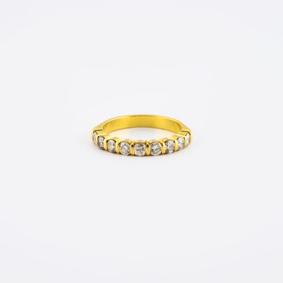 
Wedding ring in yellow gold (750) set with...