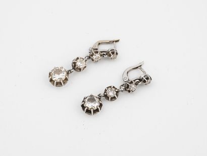 
Pair of earrings in white gold (750) and...