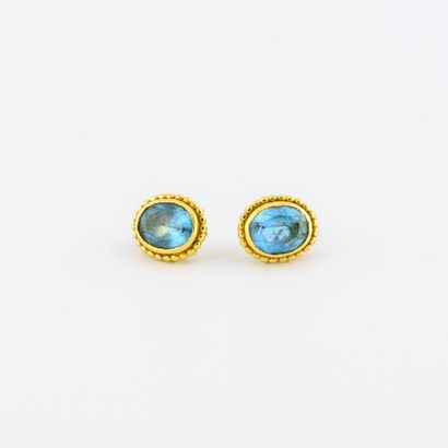 
Pair of earrings in yellow gold (750) adorned...