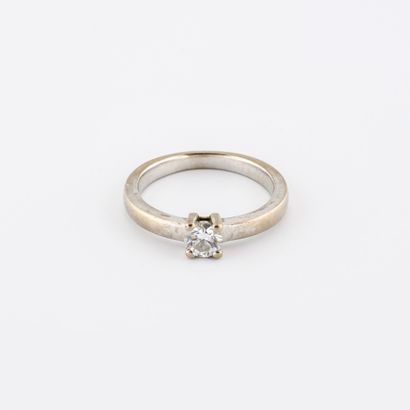 null 
Rhodium-plated yellow gold solitaire ring set with a brilliant-cut diamond....