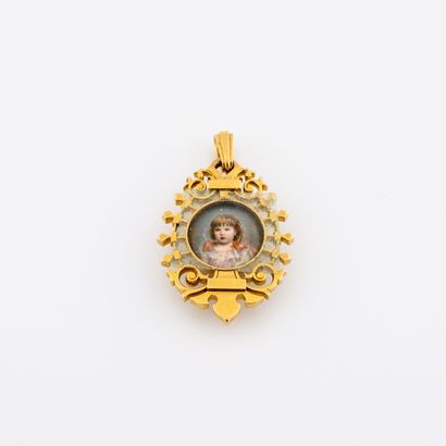 null 
Yellow gold (750) double-faced pendant set with a cameo on onyx depicting a...
