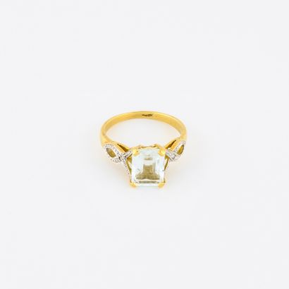 
Yellow gold (750) ring centered on a rectangular-cut...