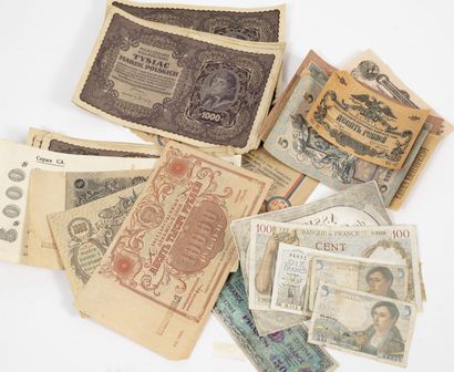 TOUS PAYS, XXème siècle Lot of old bills.

Tears, wear and stains.
