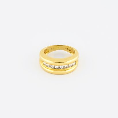 null 
Yellow gold (750) band ring set with princess-cut diamonds.

Gross weight:...