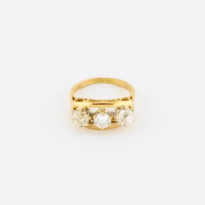 
Bague en or jaune (750) centrée d'un diamant...