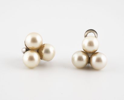 null Paire de clips d'oreilles en or gris (750) et trois perles de culture blanches....