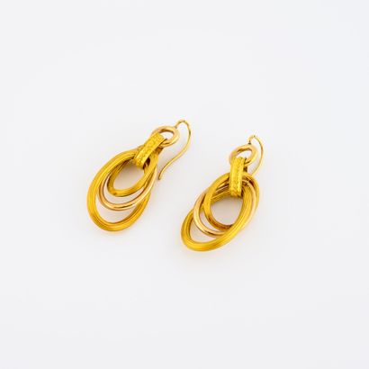 Pair of earrings in yellow gold (750) formed...