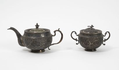 EGYPTE, début du XXème siècle Teapot and a sugar bowl covered and sinuous handles...